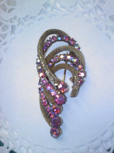 Pink and magenta rhinestones brooch pin set in goldtone metal mesh