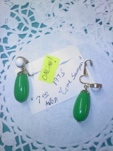 AVON "Come Summer" green and white on goldtone 1975 clip earrings