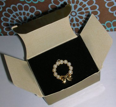 Avon "Pearlesque Wreath Pin" faux pearls on goldtone New in box