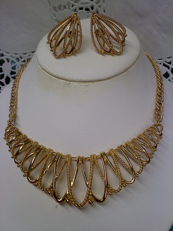 Vintage Avon "GILDED MESH" necklace and clip earrings set in goldtone 1988