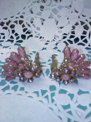 Lavender pink and mauve rhinestone and marbled stone fan style clip earrings