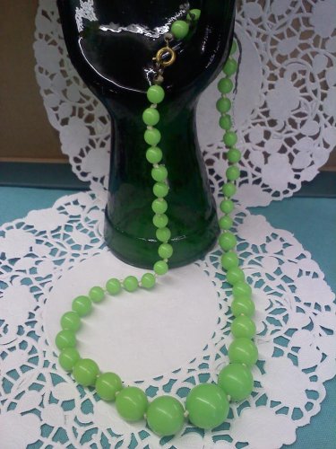 Vintage 20 inch pale lime green hand knotted necklace