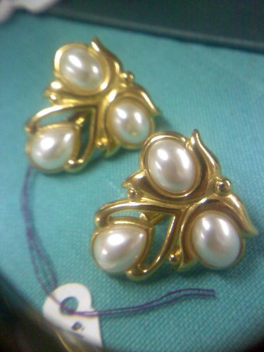 JS Faux pearl and goldtone comfort screw back clip earrings