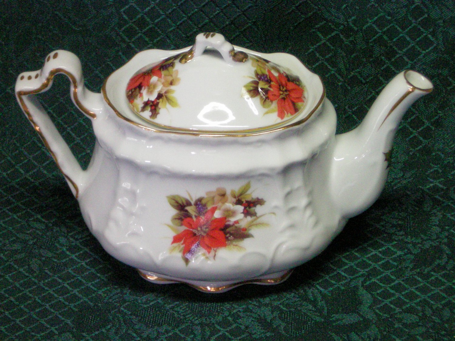 Fielder Keepsakes Victorian Teapot 3 CupPoinsettiaPorcelain Teapot