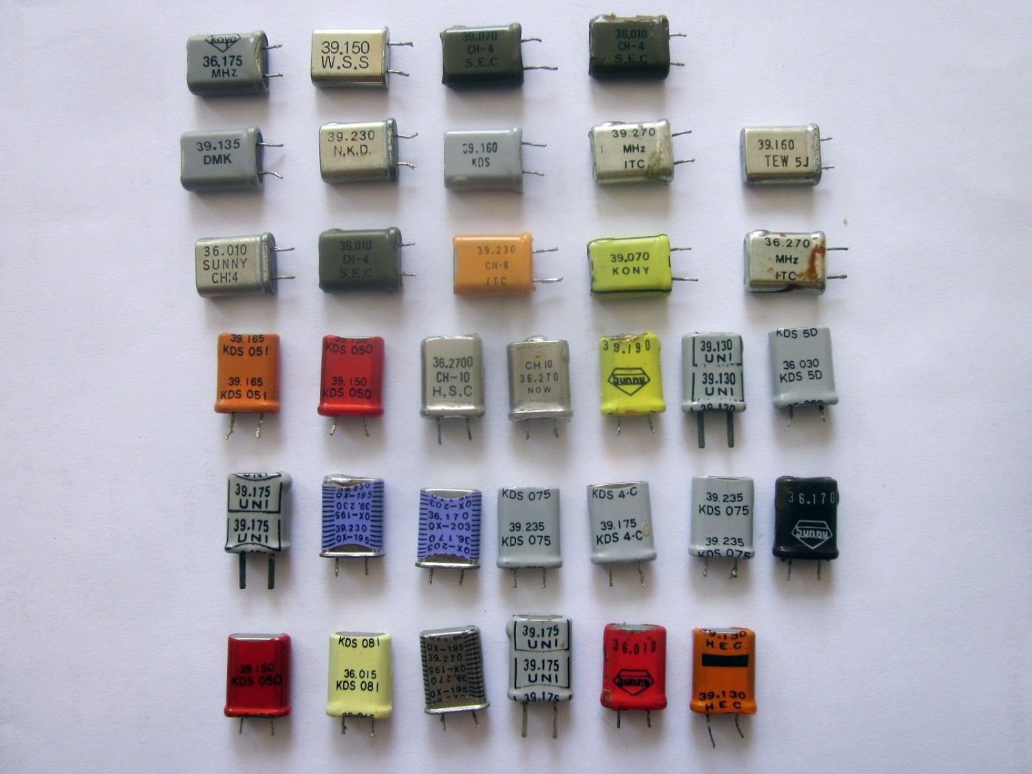 LOT OF 45 CRYSTAL QUARTZ for HAM RADIOS, CLOCKS - SERIES 35,36,38, 39 Mhz