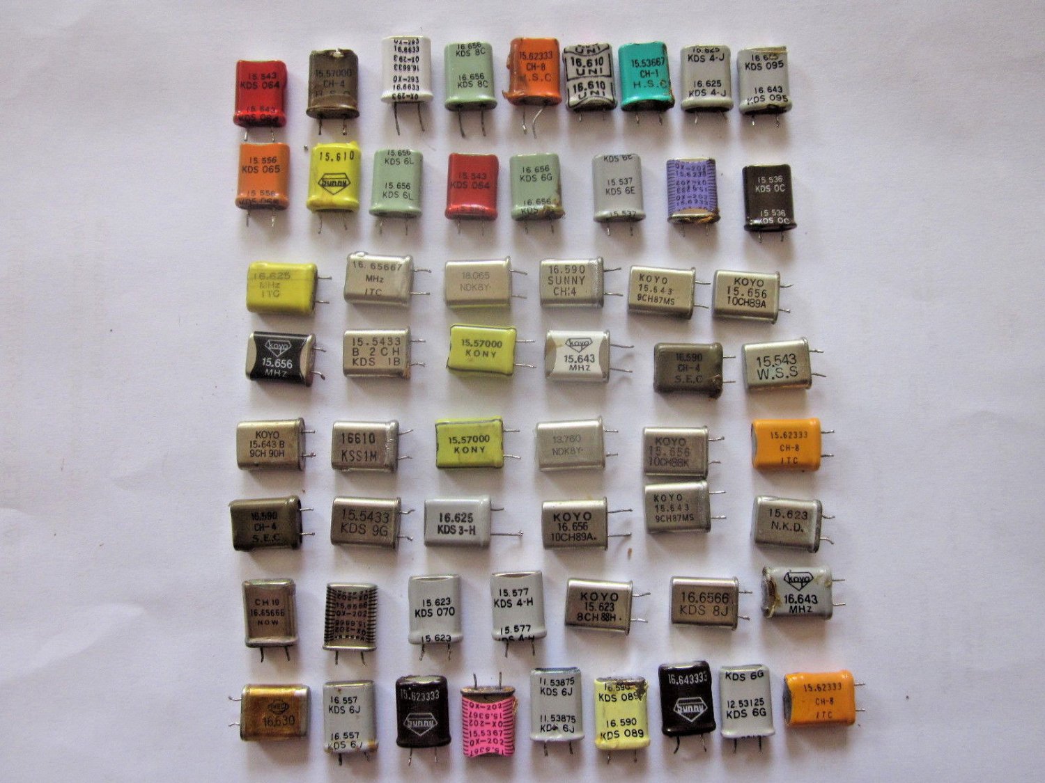 LOT OF 57 CRYSTAL QUARTZ for HAM RADIOS, CLOCKS SERIES 11,12,13,15,16,18 Mhz