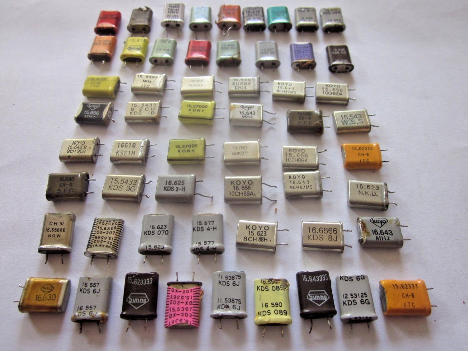 LOT OF 57 CRYSTAL QUARTZ for HAM RADIOS, CLOCKS SERIES 11,12,13,15,16,18 Mhz