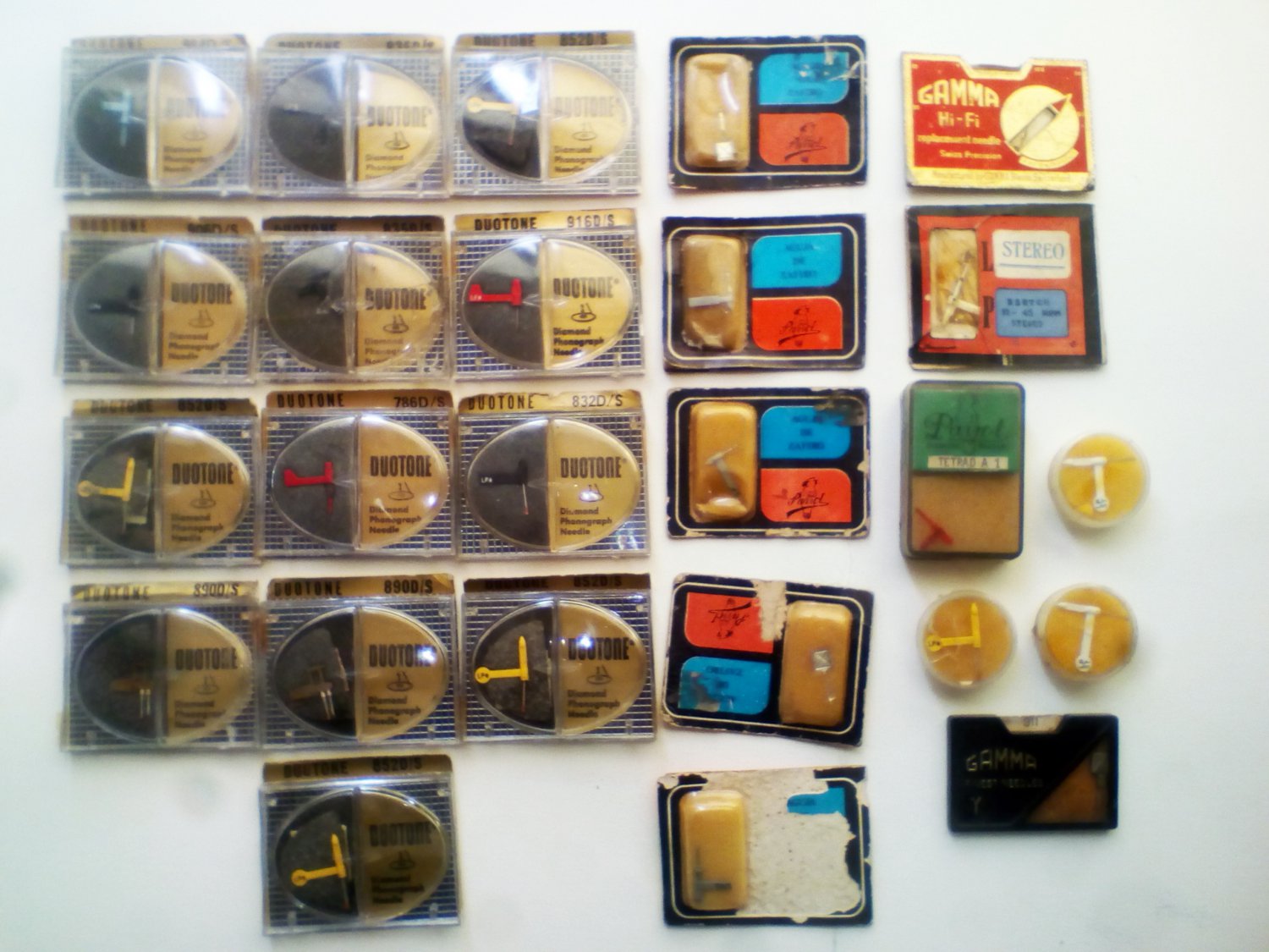 LOT OF (25) NEEDLES for TURNTABLES -NEW OLD STOCK- SWISS/ USA BRANDS - BEST OFFERS ACCEPTED