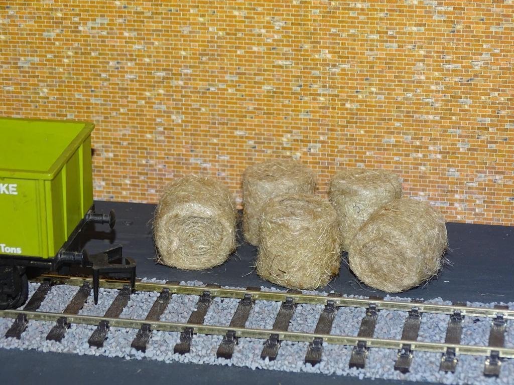 Straw Hay Bales Realistic O Gauge 2 Packs Wagon Loads + FREE Scale Chart #2060