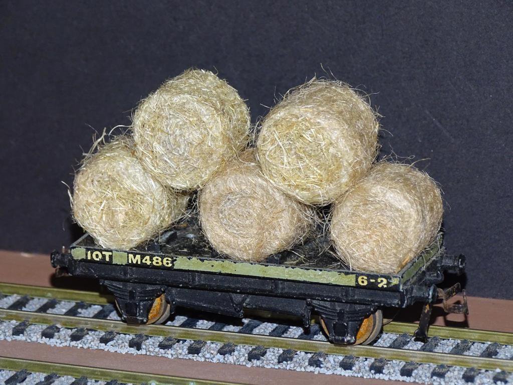 Straw Hay Bales Realistic OO Gauge 2 Packs Wagon Loads + FREE Scale Chart #2059