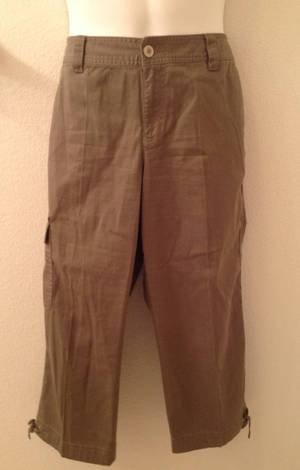Liz Claiborne Green Cargo Capris, Size 10