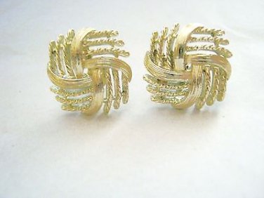 VTG Lisner pale gold tone Wheat ribbon cut-out screw back earrings 3/4"
