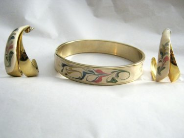 Enamel cream swirl gold tone bangle bracelet 8" & post earring set