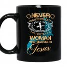 Never underestimate the power of a woman who believe in jesus coffee Mug_Black