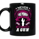 Never underestimate the power of woman who knows how to aim a gun coffee Mug_Black