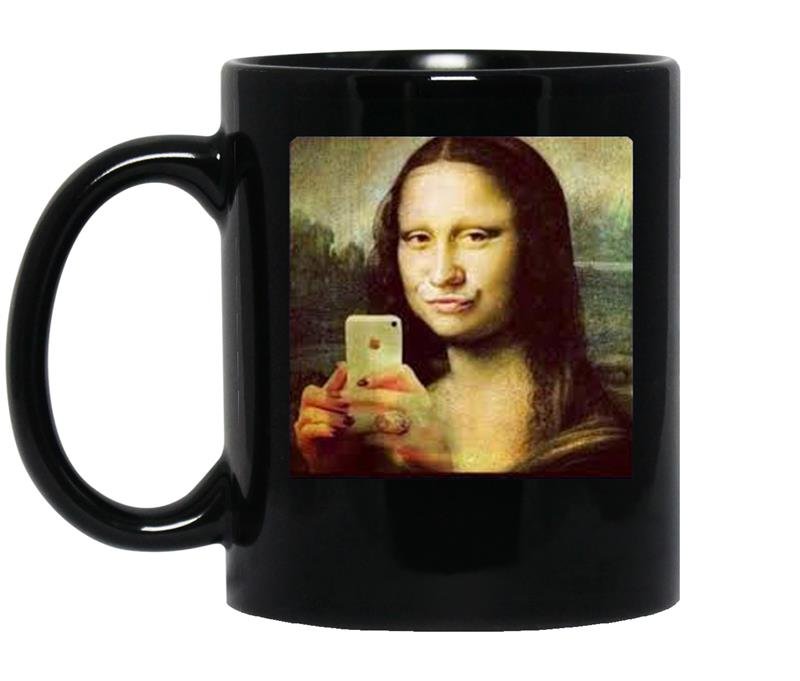 Hilarious parodymona lisa taking a selfie coffee Mug_Black