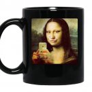 Hilarious parodymona lisa taking a selfie coffee Mug_Black