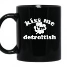 Kiss me im detroitish distressed Mug Black