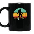 Retro bigfoot roller skating sasquatch 80s skater Mug Black