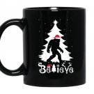 Santaquatch believe bigfoot christmas santa hat xmas Mug Black