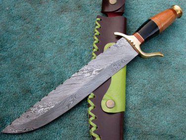 BEAUTFUL HANDMADE CUSTOM MANUFACTURED DAMASCUS STEEL HUNTING BOWIE KNIFE .
