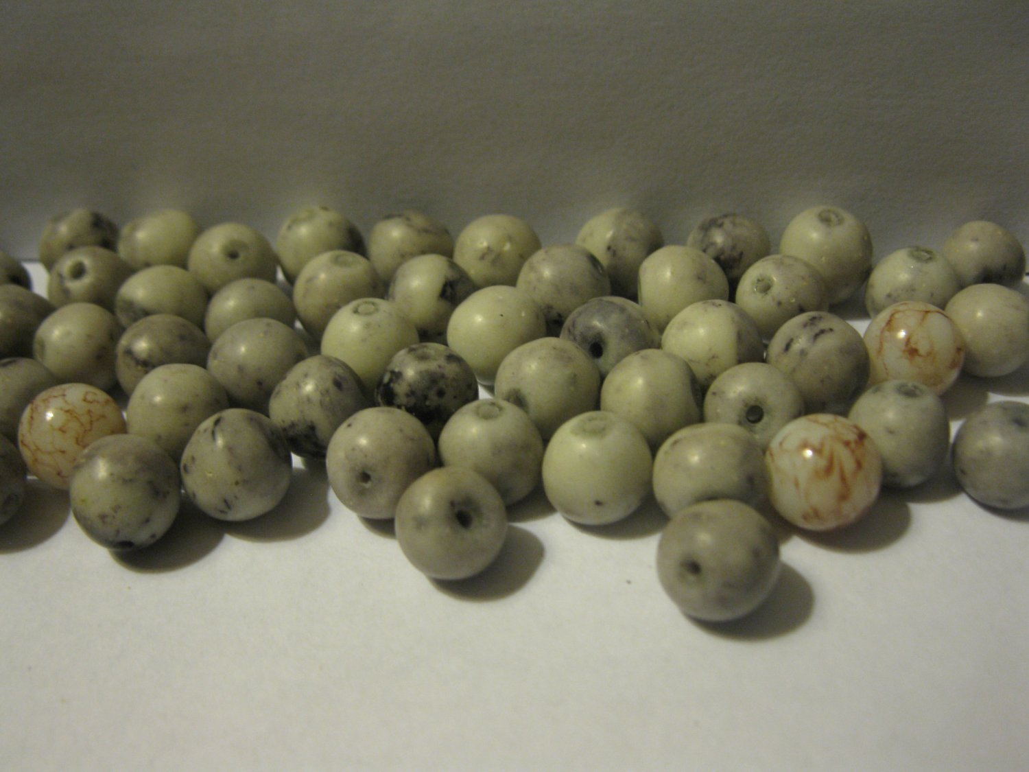 lot of 20 white / purple speckled agate Round Stones for jewlery. all drilled