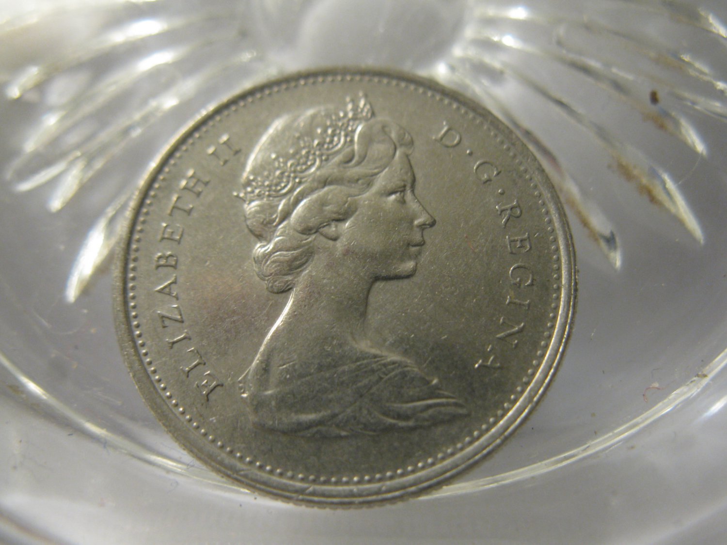 (FC-276) 1975 Canada: 25 Cents - partial double rim error
