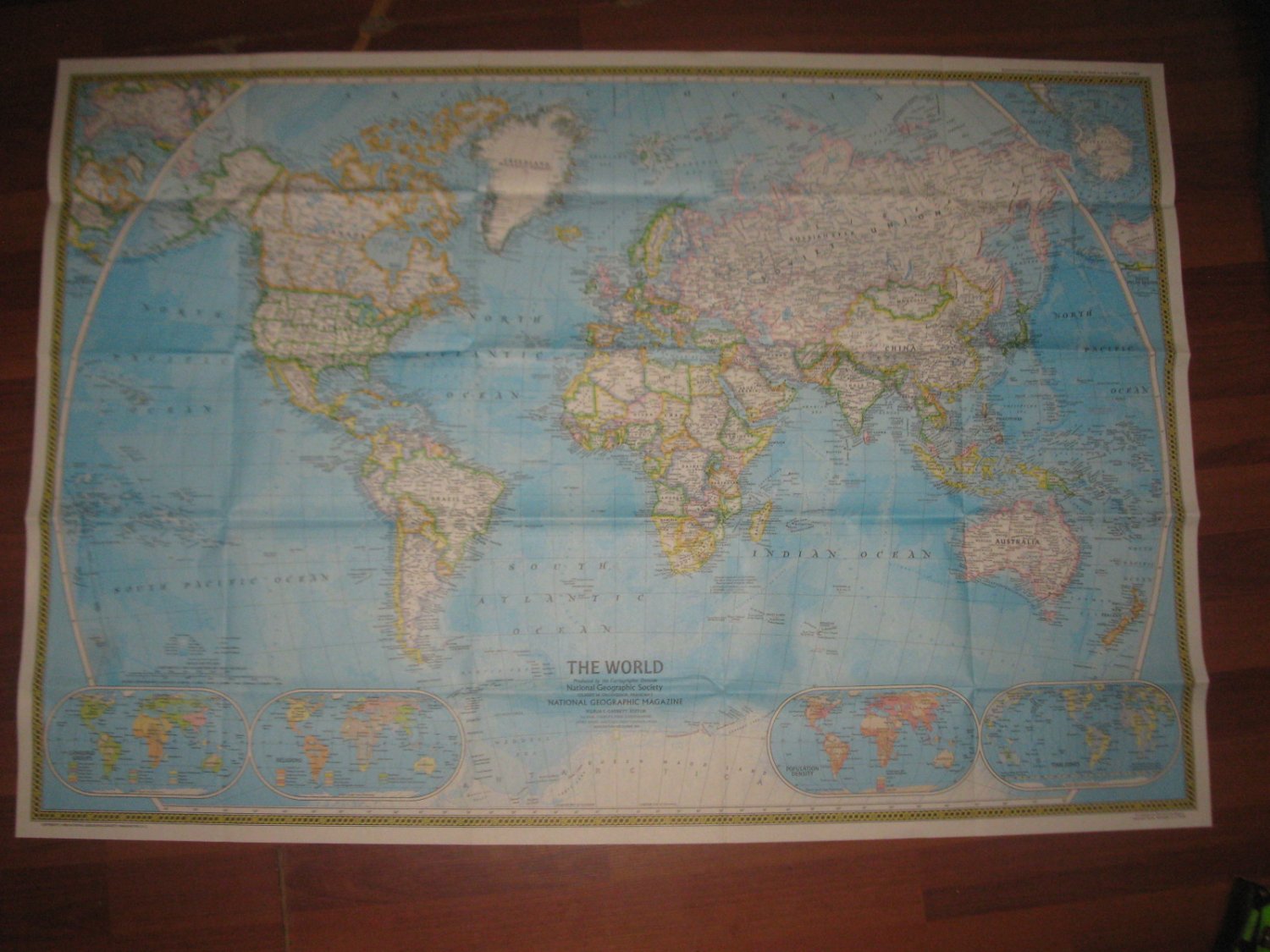 1981 Nat Geo foldout Map: The World - 29.25