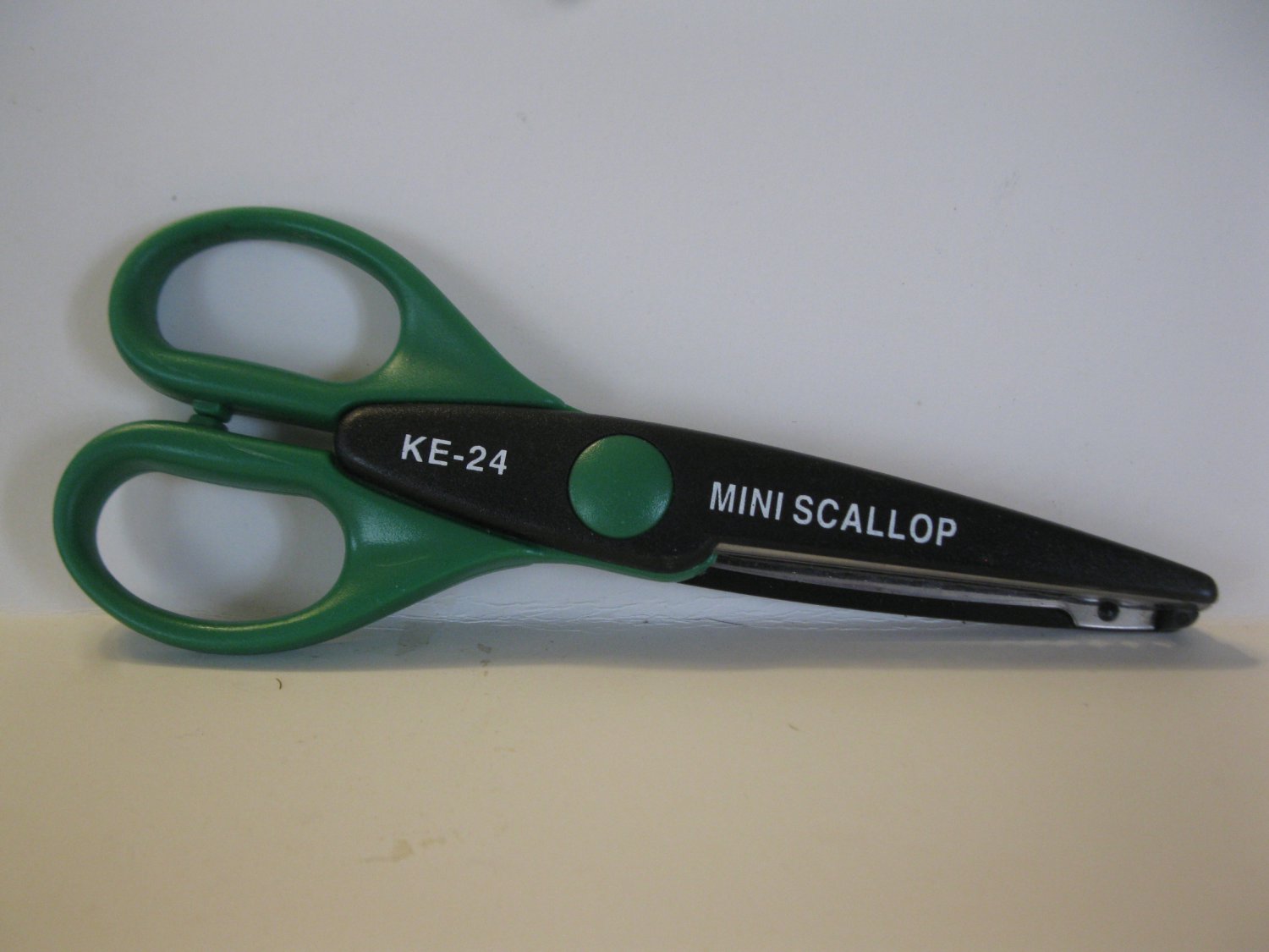 BX-1) Kraft Edgers Crafting Scissors - KE-24 - Mini Scallop