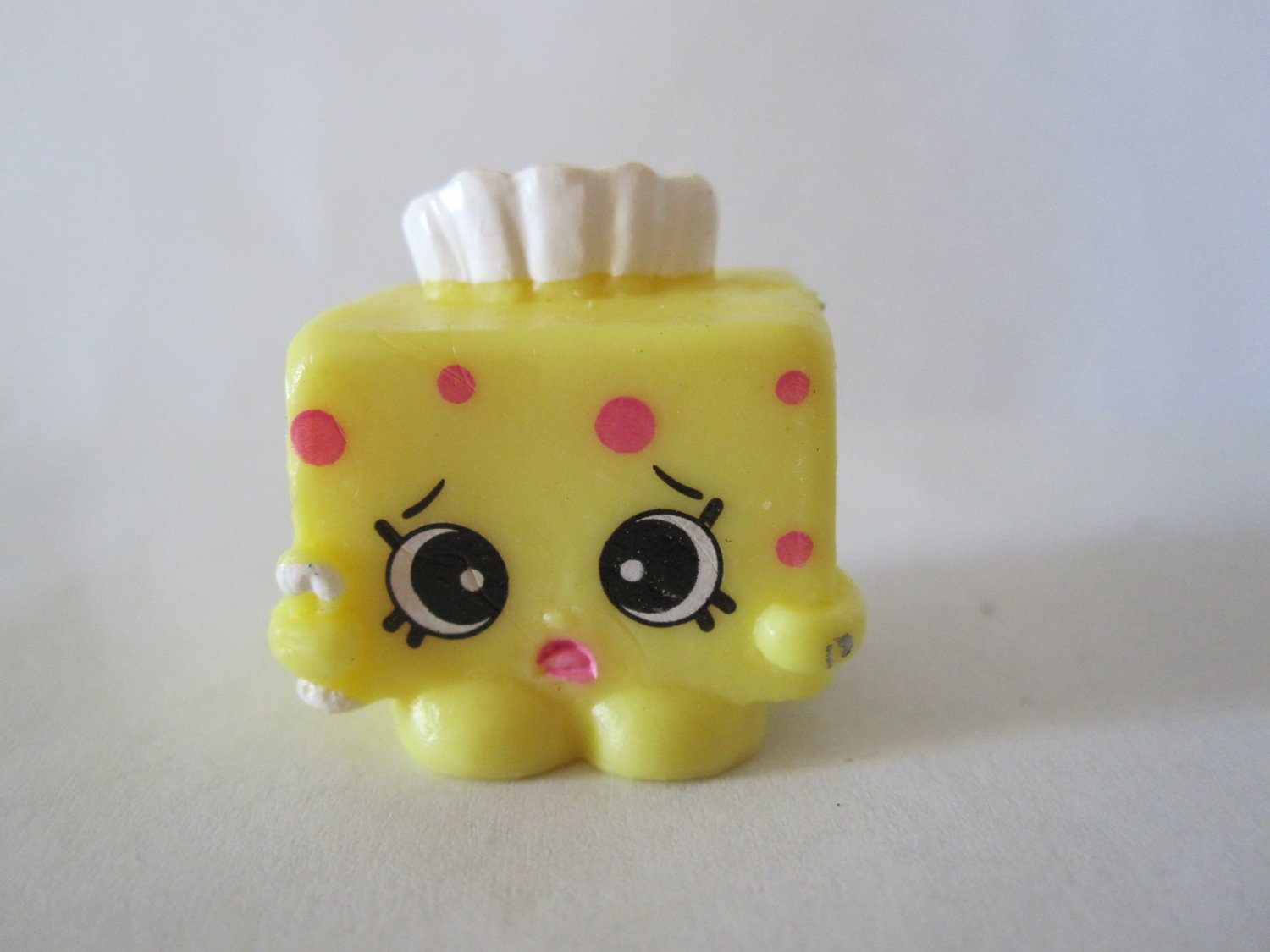 Shopkins: Season 5 figure #5-052 - yellow Tiny Tissues