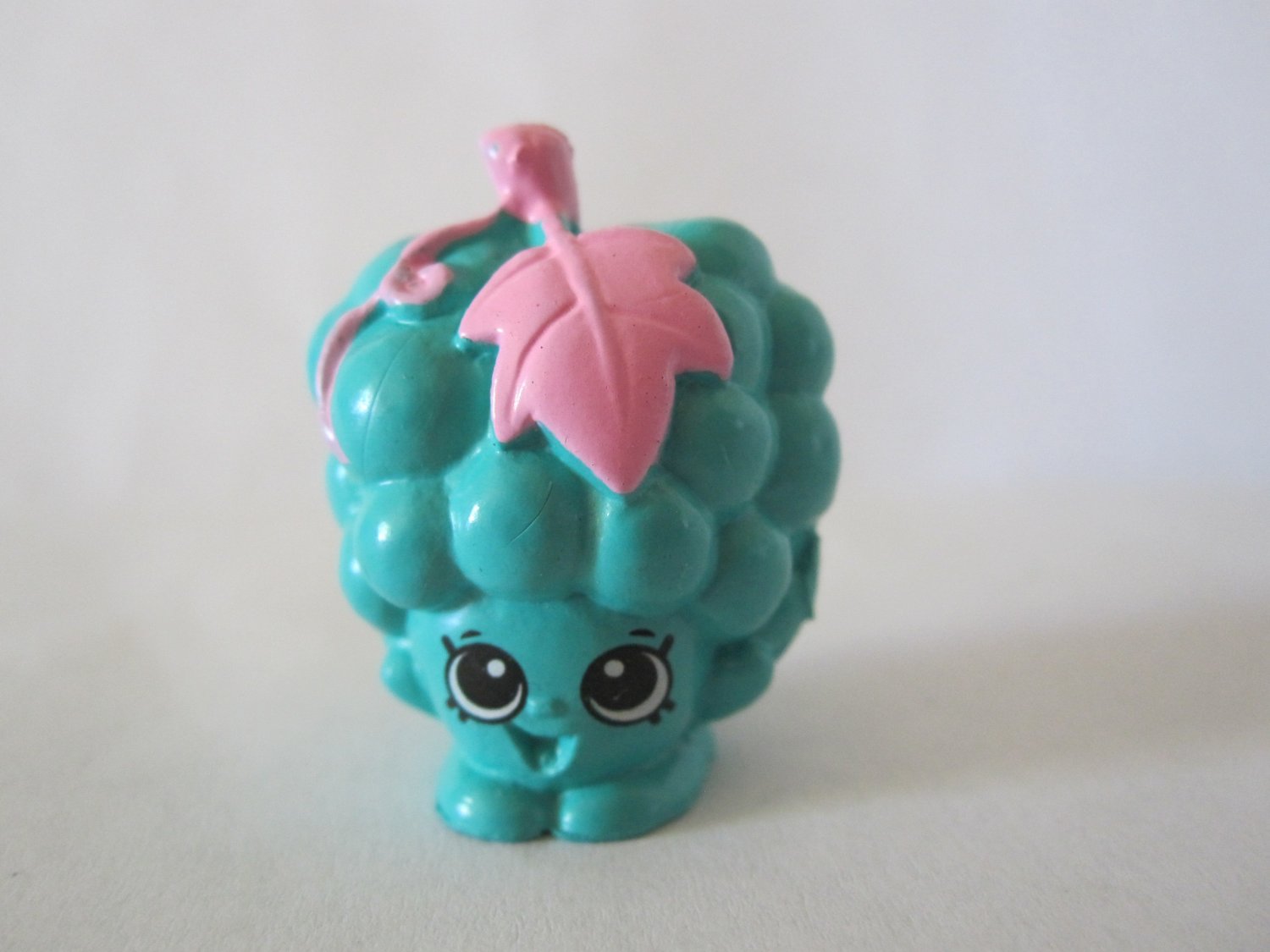 Shopkins: Season 8 figure #8-012 - turquoise / pink leaves Gabriella Grape