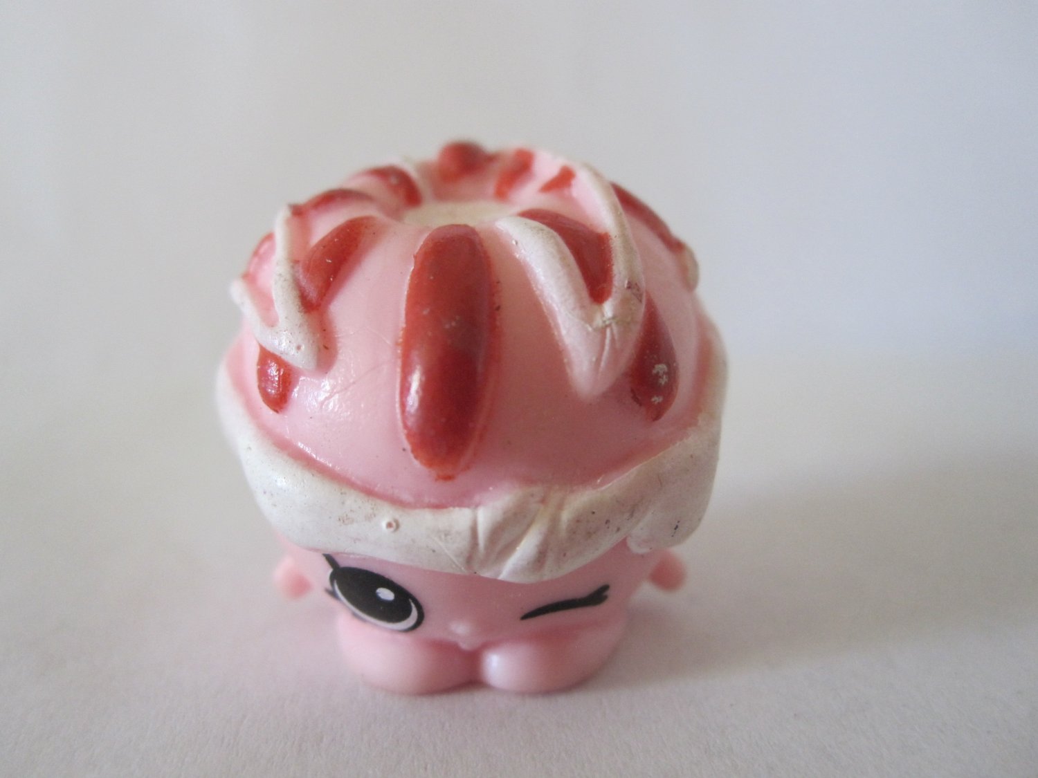 Shopkins: Season 6 figure #SHP-016 - pink Crissy Cream