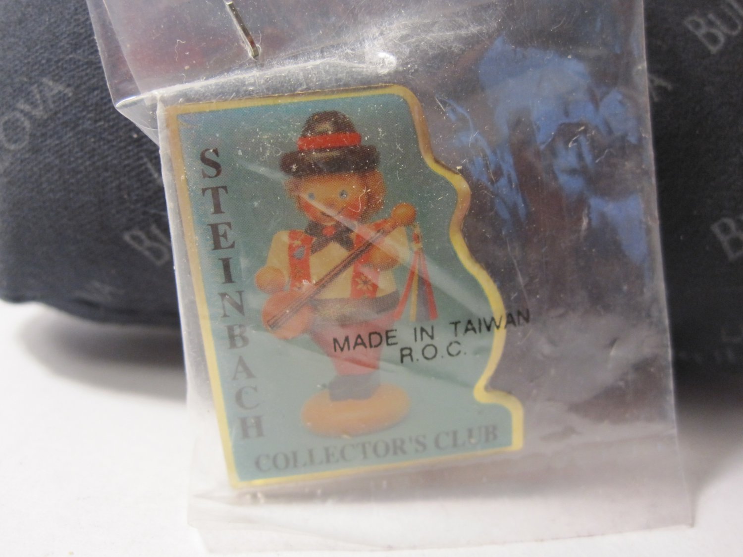 vintage Lapel Pin: Steinbach Collector's Club- The Minstrel Player - 1.25" , New / Sealed