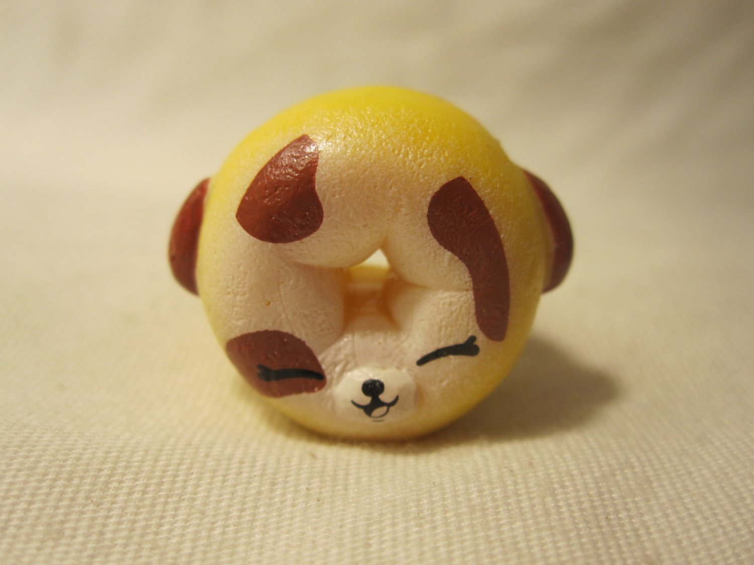 Shopkins Season 5 figure 5060 Petkins Dolly Donut Yellow w/ Brown