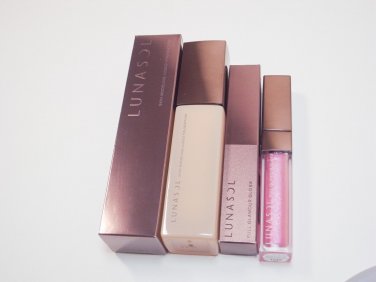 Lunasol Skin Modelling Liquid Foundation YO02 with lipgloss