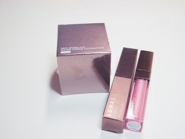 Lunasol Skin Modelling Water Cream Foundation OC03 with lipgloss