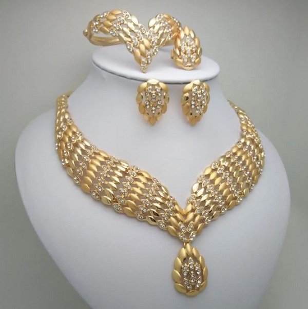 Rsslyn 4pcs/SET New Dubai Gold Jewelry Set for Women Hollow V-Pattern