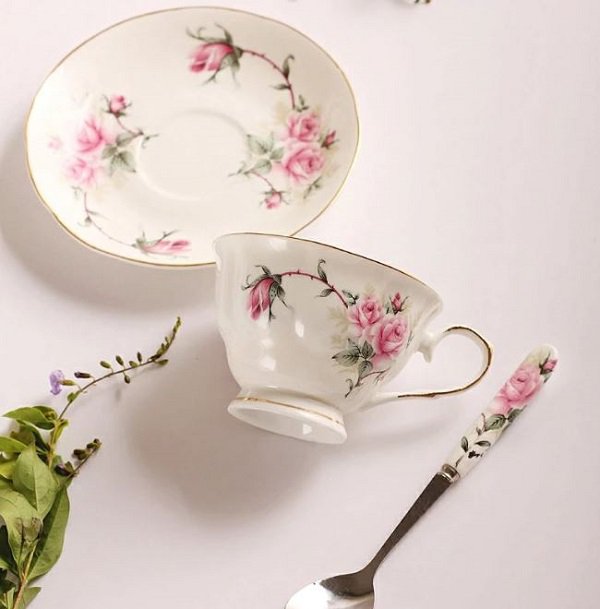Rsslyn Beautiful Porcelain Tea Cup Set for Women Vintage Cups Luxury Collection Bone China Set