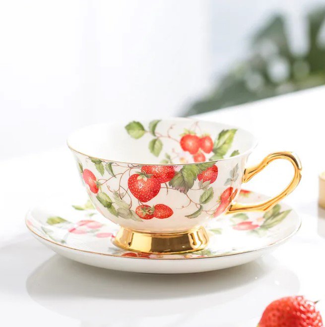 Rsslyn Tea Cups Strawberry Pattern Cups and Saucer Christmas Gift New Wedding Gift Idea LMF24-102
