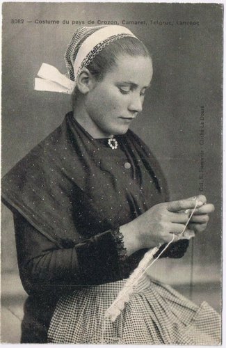 Postcard Costume du Pays de Crozon Camaret Telgruc Lanveoc Woman Knitting France