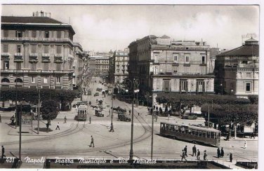 Italy Postcard Napoli Piarra Municiplo e Via Depretta Streetcars