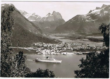 Postcard RPPC Norge Norway Andalsnes med Vengetind Romasdalshorn Trolltindene