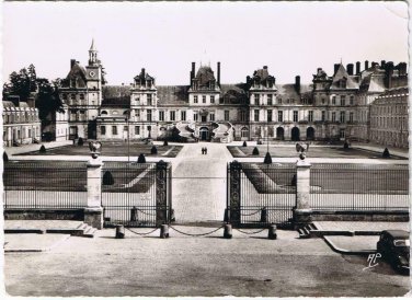France Postcard RPPC Palais de Fontainebleau Main Front & Farewell Court