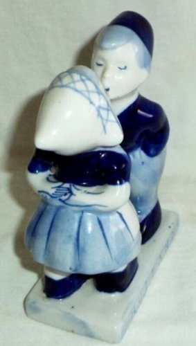Vintage Hand Painted Delft Blue Holland Kissing Couple Boy Girl Figurine # 755