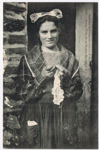 Postcard Coiffes Bretonnes Crocheting Jeune Fille de la Roche Maurice