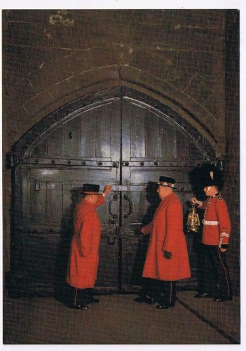 United Kingdom UK Postcard Tower Of London Yeoman Warders Closing Gate Middle
