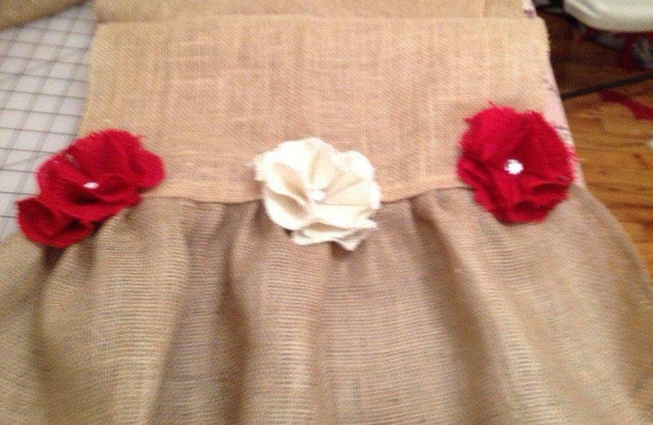 Burlap roses table runner