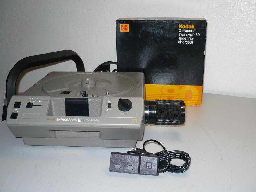 KODAK EKTAGRAPHIC III A Carousel Slide Projector New Bulb and Remote!