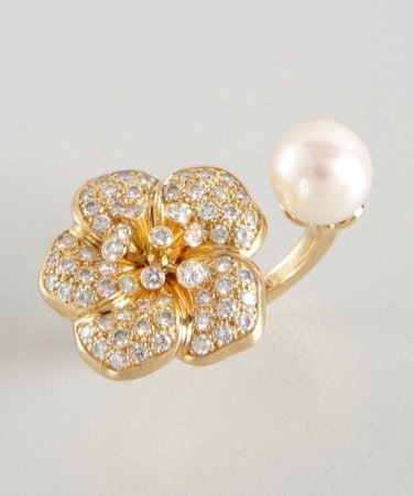 Gorgeous Van Cleef & Arpels 18k Diamond Pearl Between The Finger Flower Ring