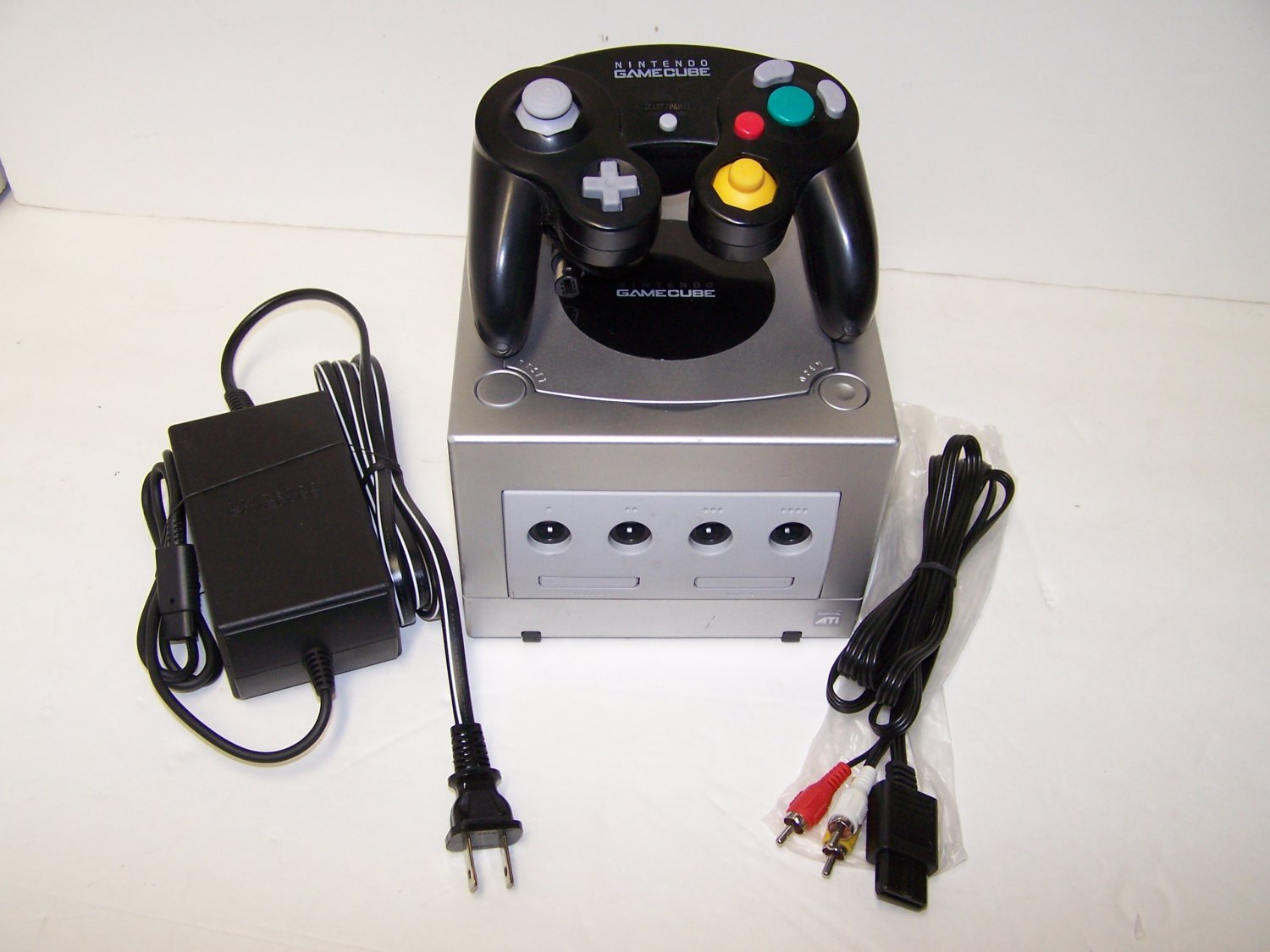 Nintendo GameCube Console System Platinum with travel Case
